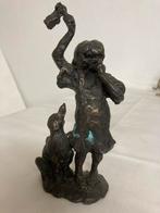 Bronzen beeld van duimend meisje met hond en ratel 15x7 cm, Nieuw, Ophalen of Verzenden, Mens