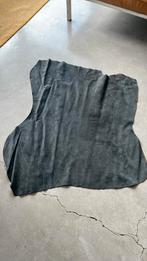 Antraciet lap suede rund leer, Hobby en Vrije tijd, Stoffen en Lappen, Ophalen of Verzenden, Leer of Kunstleer, 30 tot 200 cm