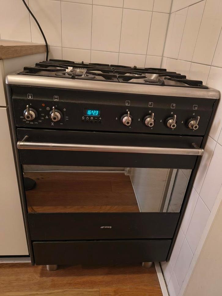Smeg 4-pits gasfornuis met oven, Witgoed en Apparatuur, Fornuizen, Gebruikt, Vrijstaand, Gas, 4 kookzones, 85 tot 90 cm, 45 tot 60 cm