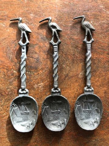 Vintage Tinnen Lepeltjes met Molen en Vogel beschikbaar voor biedingen