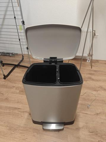 Gescheiden afval prullenbak beschikbaar voor biedingen