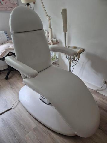 Behandelstoel volledig elektrisch en salon inrichting beschikbaar voor biedingen
