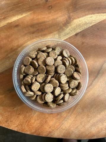 Vis en garnalenvoer, dierlijke tabletten beschikbaar voor biedingen