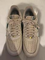 Nike Air Force 1 Low (beige/wit/groen), Kleding | Heren, Schoenen, Overige kleuren, Nike, Ophalen of Verzenden, Sneakers of Gympen