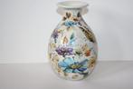 Nieuw Vlinders bloemen hand beschilderde vaas 20 cm, Huis en Inrichting, Woonaccessoires | Vazen, Overige kleuren, Aardewerk of Porselein
