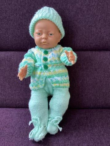 Mooie Babypop met Gebreide Kleding beschikbaar voor biedingen