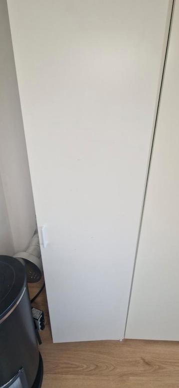 Witte Kast met Deur en Planken beschikbaar voor biedingen
