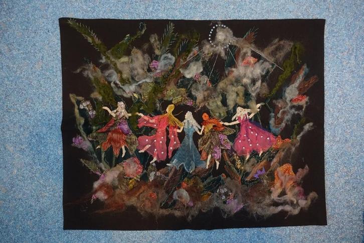 Wandkleed met dansende vrouwenfiguren, Huis en Inrichting, Woonaccessoires | Wanddecoraties, Zo goed als nieuw, Ophalen of Verzenden