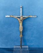 Crucifix, Verzenden