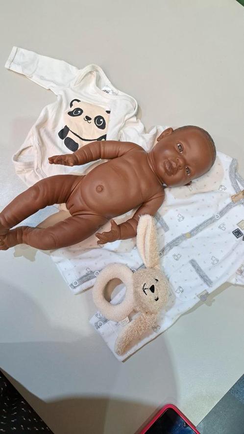Bruin getinte Reborn pop met kleding, Verzamelen, Poppen, Zo goed als nieuw, Pop, Levensecht of Reborn, Ophalen of Verzenden