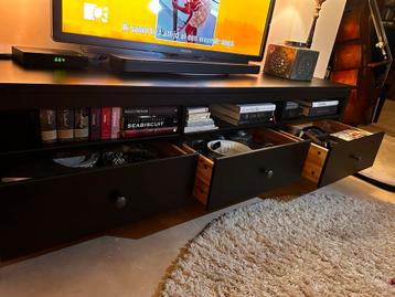 Zwarte TV kast met lades en vakken beschikbaar voor biedingen