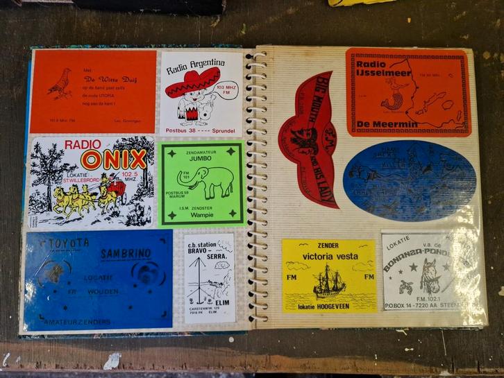 Plakboek vol Zendamateur Stickers, Verzamelen, Stickers, Gebruikt, Overige typen, Ophalen of Verzenden