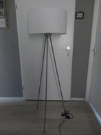Staande lamp met RVS driepoot en witte stoffen kap, Ophalen, Gebruikt