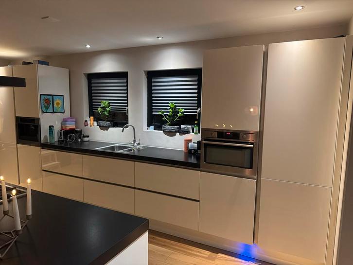 Moet nu weg!!!Keuken uit 2017 - Duitse kwa, zelf demonteren, Huis en Inrichting, Keuken | Complete keukens, Gebruikt, Hoekkeuken