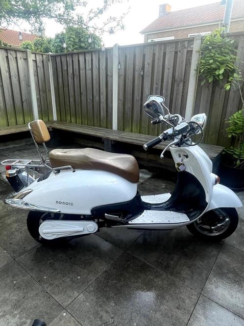 Witte retro elektrische scooter (Nonoiz), Fietsen en Brommers, Scooters | Aprilia, Zo goed als nieuw, Overige modellen, Maximaal 45 km/u
