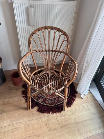 Vintage rotan stoel in boho stijl beschikbaar voor biedingen