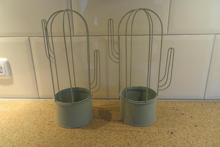 Z.g.a.n. set 2 mooie bloempotten metaal mint groen cactussen, Tuin en Terras, Bloempotten, Zo goed als nieuw, Metaal, Binnen, Minder dan 40 cm