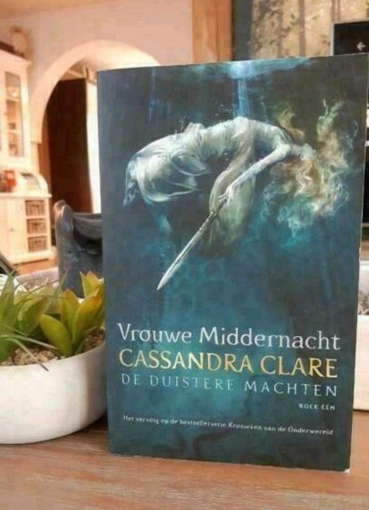 Cassandra Clare: Vrouwe Middernacht - De Duistere Machten 1, Boeken, Fantasy, Gelezen, Ophalen of Verzenden