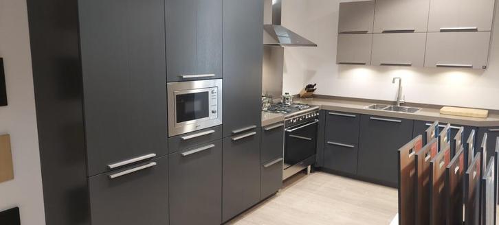 showroomkeuken in prijs verlaagd, Huis en Inrichting, Keuken | Complete keukens, Nieuw, Hoekkeuken, Grijs, Composiet, Ophalen