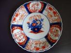 Antiek Imari porseleinen bord, centraal bloemenmand 21,5 cm, Ophalen of Verzenden