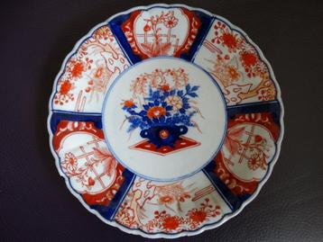 Antiek Imari porseleinen bord, centraal bloemenmand 21,5 cm beschikbaar voor biedingen