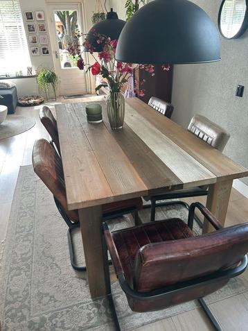 Stoere, hippe eettafel met 5 stevige leren stoelen  beschikbaar voor biedingen