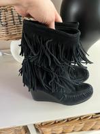 Minnetonka boots met franjes zwart maat 36, Zwart, Lage of Enkellaarzen, Ophalen of Verzenden, Gedragen