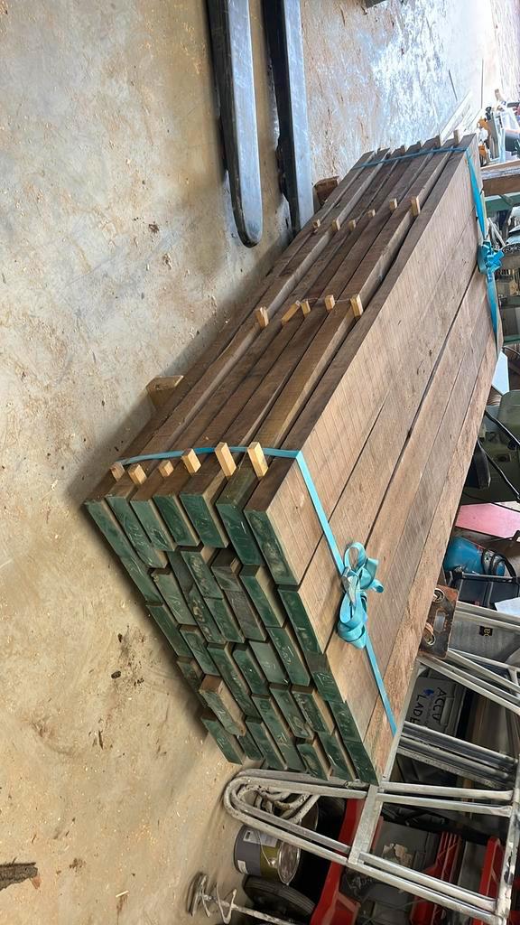 Notenhout balken/planken, Tuin en Terras, Palen, Balken en Planken, Zo goed als nieuw, Planken, 250 cm of meer, Ophalen