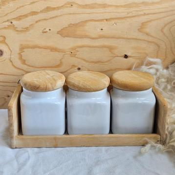 Wandrek met wit porseleinen voorraadpotten beschikbaar voor biedingen