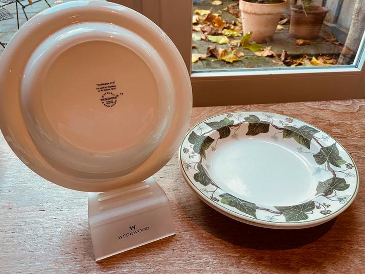 Drie Wedgwood Napoleon Ivy diepe borden, Antiek en Kunst, Antiek | Servies los, Ophalen of Verzenden