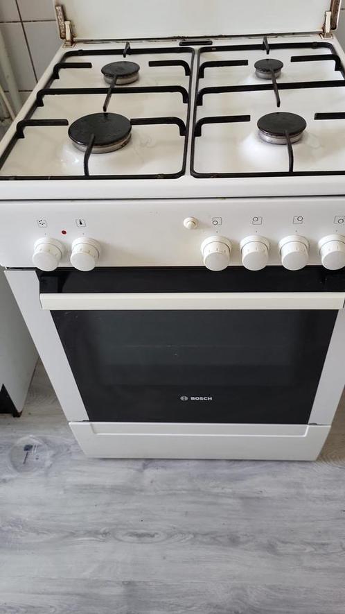 Inboedel, Witgoed en Apparatuur, Fornuizen, Gebruikt, Vrijstaand, Gas, 4 kookzones, Minder dan 85 cm, 45 tot 60 cm, Magnetron