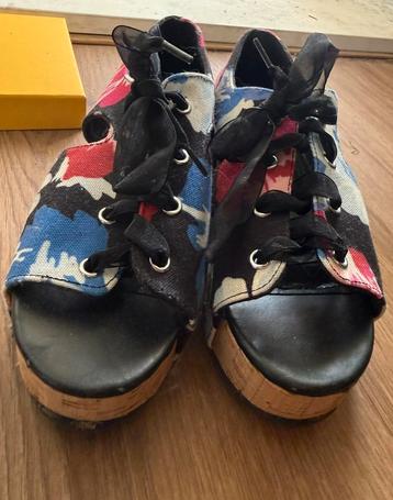 Monki bloemen sandalen beschikbaar voor biedingen