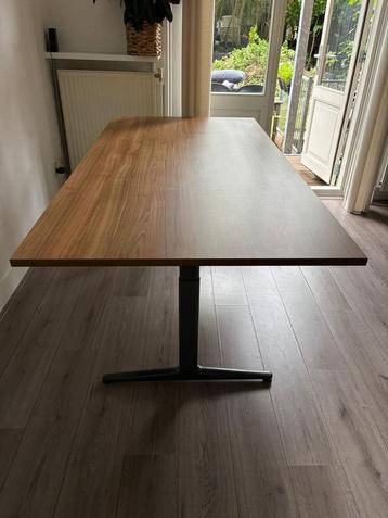 Tafel (eettafel) of bureau beschikbaar voor biedingen