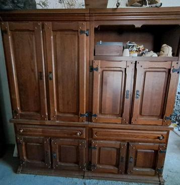 Vintage wandkast met massief eiken deurtjes.  beschikbaar voor biedingen