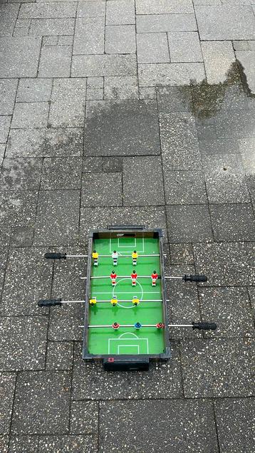Mini voetbaltafel beschikbaar voor biedingen