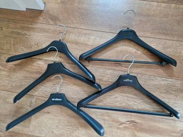 Dikke stevige kleding hangers beschikbaar voor biedingen