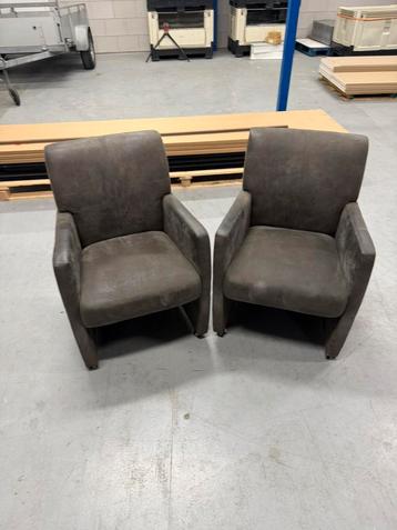 4 eetkamer stoelen beschikbaar voor biedingen