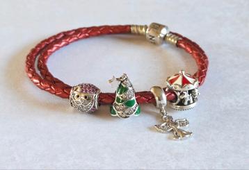 RODE LEREN ARMBAND MET KERSTBEDELS  beschikbaar voor biedingen