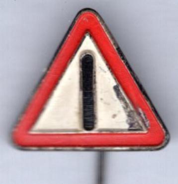 Verkeersbord zilverkleurig speldje ( X_042a ) beschikbaar voor biedingen