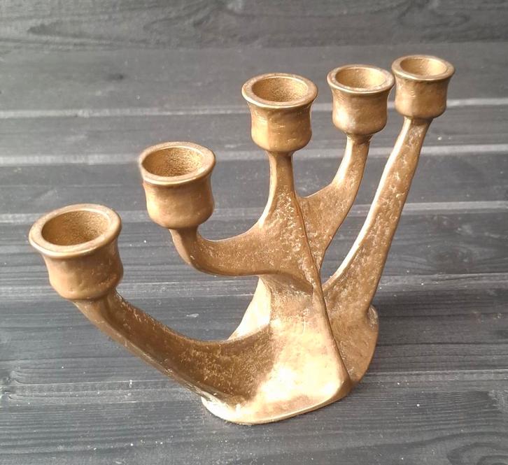 Brutalistische 5 armige bronzen kandelaar.

Gilde handwerk, Antiek en Kunst, Antiek | Kandelaars, Koper of Brons, Ophalen of Verzenden