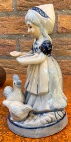 Delftsblauw porseleinen beeldje meisje voert kippetjes, Antiek en Kunst, Antiek | Porselein, Ophalen