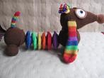 Gehaakte teckel met beweegbaar lijf in regenboogkleuren., Ophalen of Verzenden, Nieuw, Hond