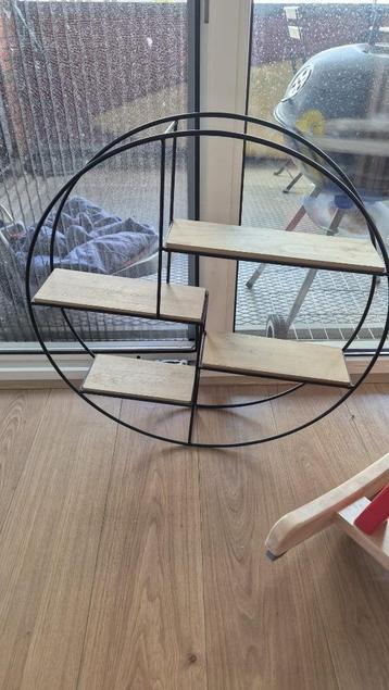 Round wall rack beschikbaar voor biedingen