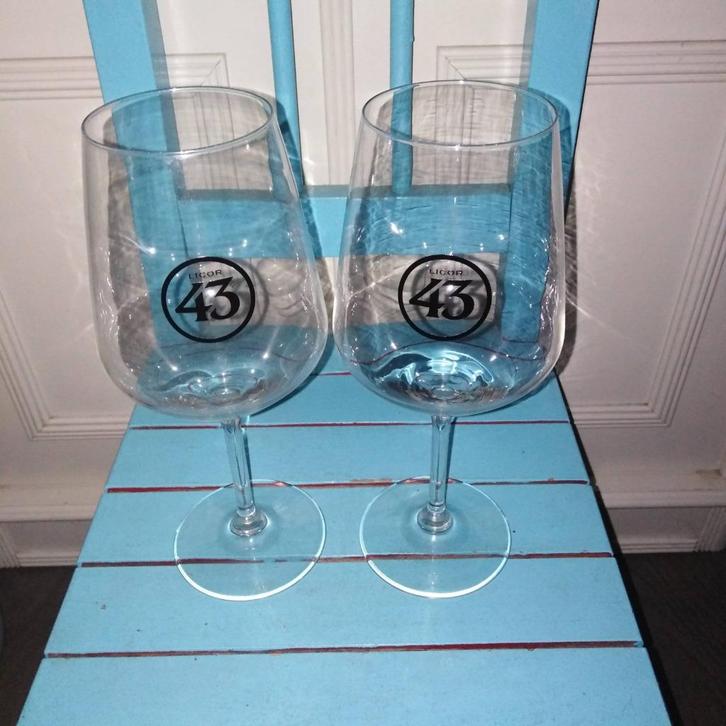 Licor 43 Cuarenta y Tres hoge mix glazen op voet 2 stuks, Huis en Inrichting, Keuken | Servies, Zo goed als nieuw, Glas of Glazen