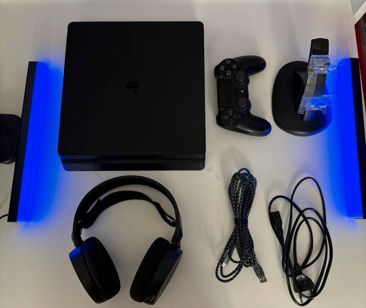 PlayStation 4, Spelcomputers en Games, Spelcomputers | Sony PlayStation 4, Zo goed als nieuw, Slim, 500 GB, Met 1 controller, Met games