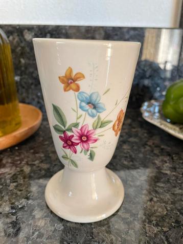 Beker mokje op voet met bloemmotief beschikbaar voor biedingen