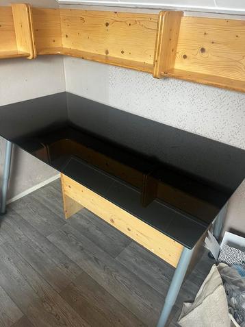 Bureau met glazen blad van ikea