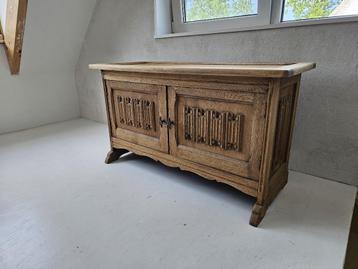 Prachtige houten dekenkist met klep en deurtjes beschikbaar voor biedingen