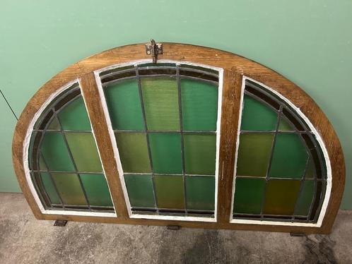 Halfrond Glas-in-Lood Raam met Houten Kozijn – Vintage Kerks, Huis en Inrichting, Overige Huis en Inrichting, Ophalen