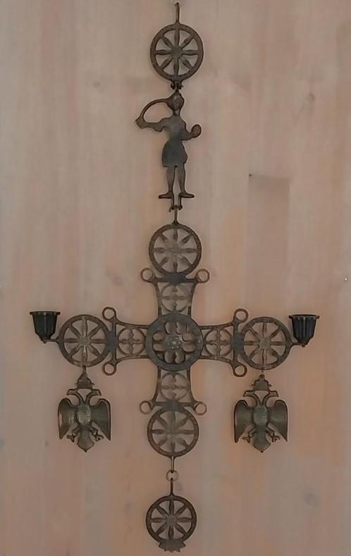 Byzantijns Kruis kandelaar, voor 2 kaarsen, van gietijzer, Antiek en Kunst, Antiek | Religie, Ophalen of Verzenden